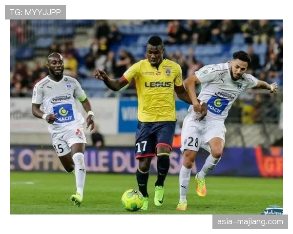 特写：致敬传奇，南特主场为前队长图拉姆举行简短纪念仪式